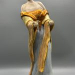 Statua Geisha in ceramica patinata a cera e foglia oro. Altezza 38 cm